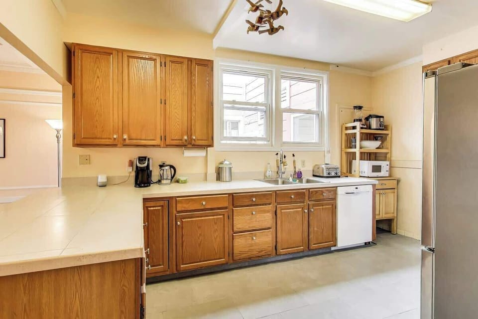 Full spacious kitchen