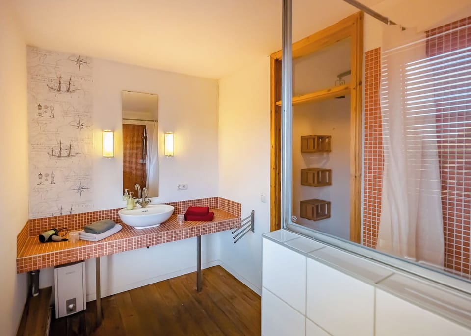 Deluxe Suite, 2 Twin Beds | Bathroom | Shower, soap, shampoo, toilet paper