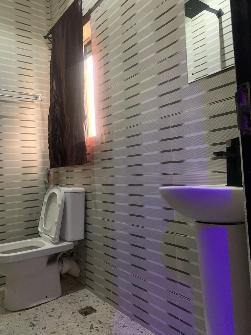 Executive Room | Bathroom | Combined shower/tub, rainfall showerhead, free toiletries, bathrobes