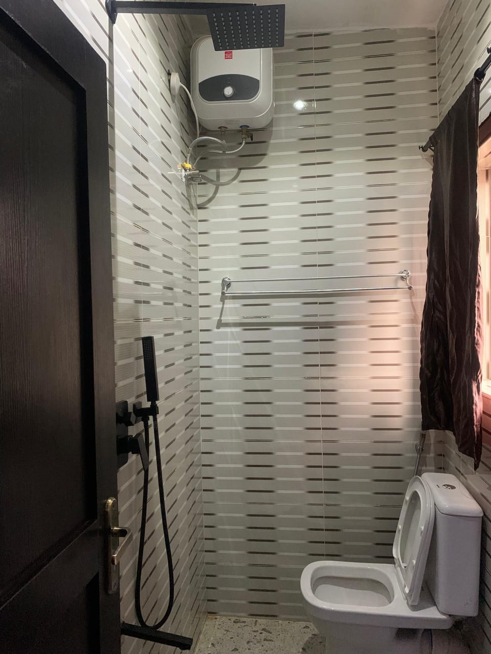 Deluxe Room | Bathroom | Combined shower/tub, rainfall showerhead, free toiletries, bathrobes