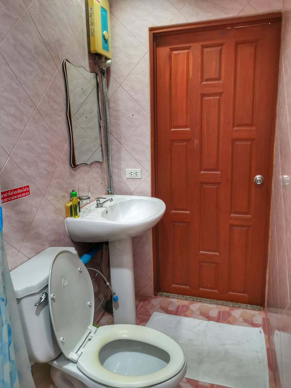 Shower, bidet, towels