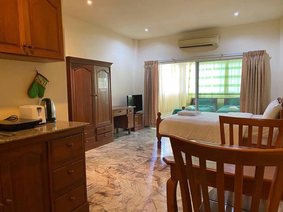 Family Room | In-room safe, desk, laptop workspace, free WiFi