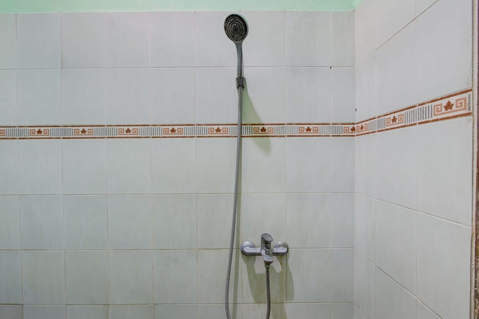 Standard Suite, 1 Double Bed | Bathroom | Shower, towels