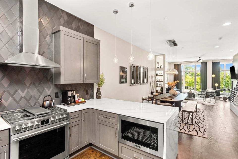 Fully Stocked Gourmet Kitchen