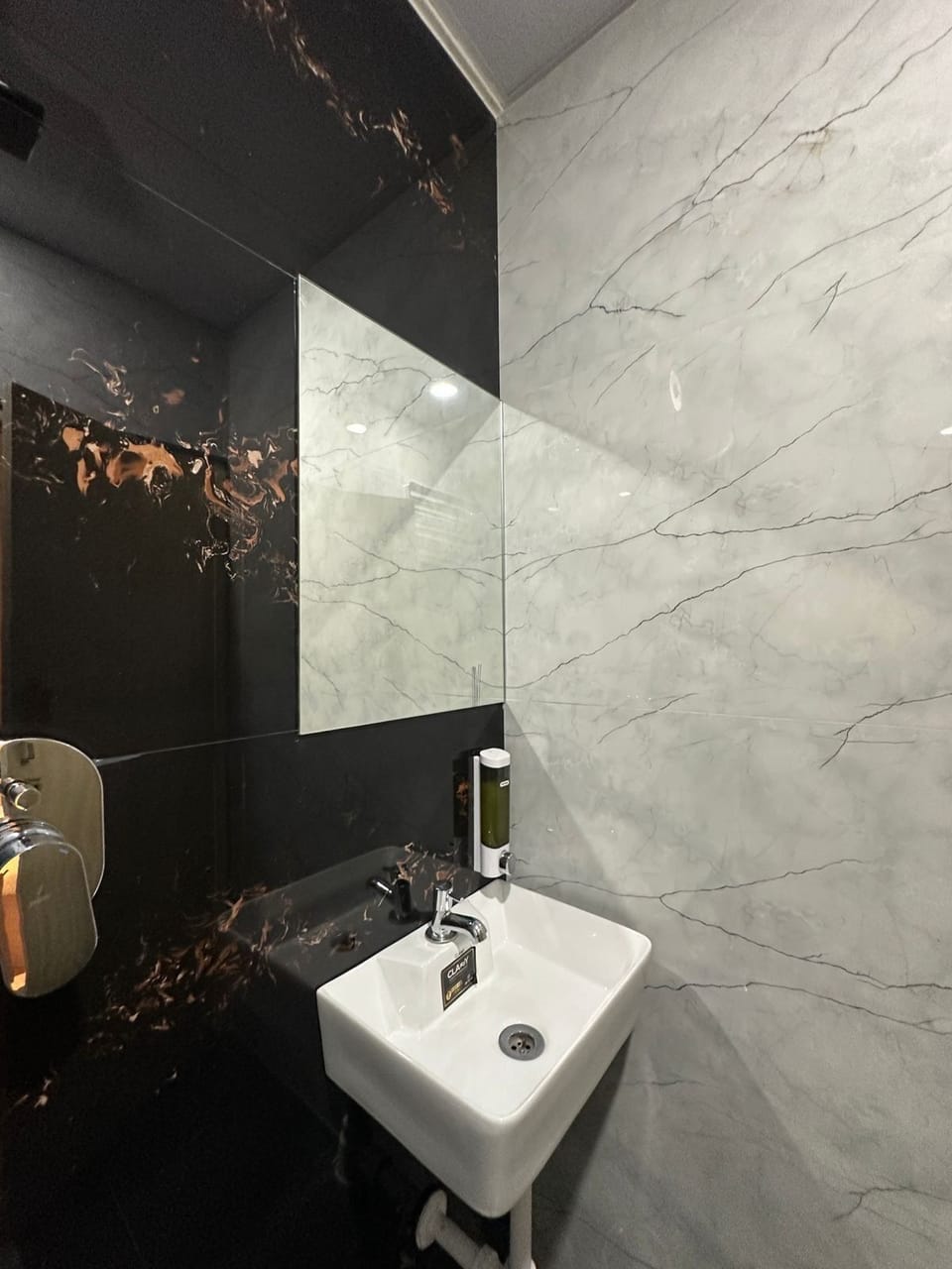 Executive Double or Twin Room | Bathroom | Shower, towels, shampoo, toilet paper