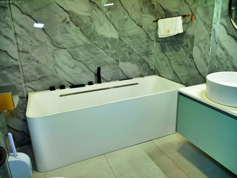 Deluxe Room, City View | Bathroom | Towels, soap, shampoo, toilet paper