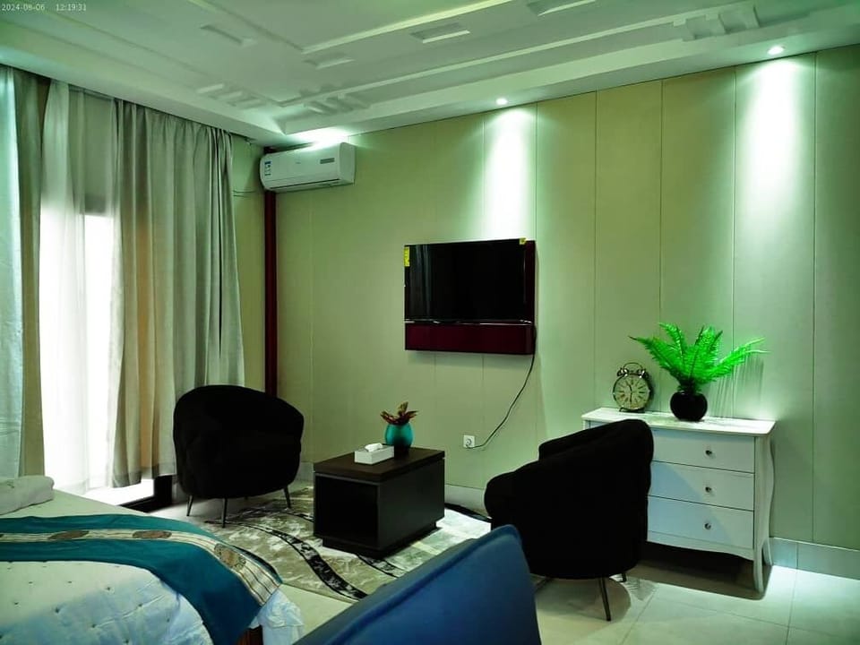 Suite, City View | Living area