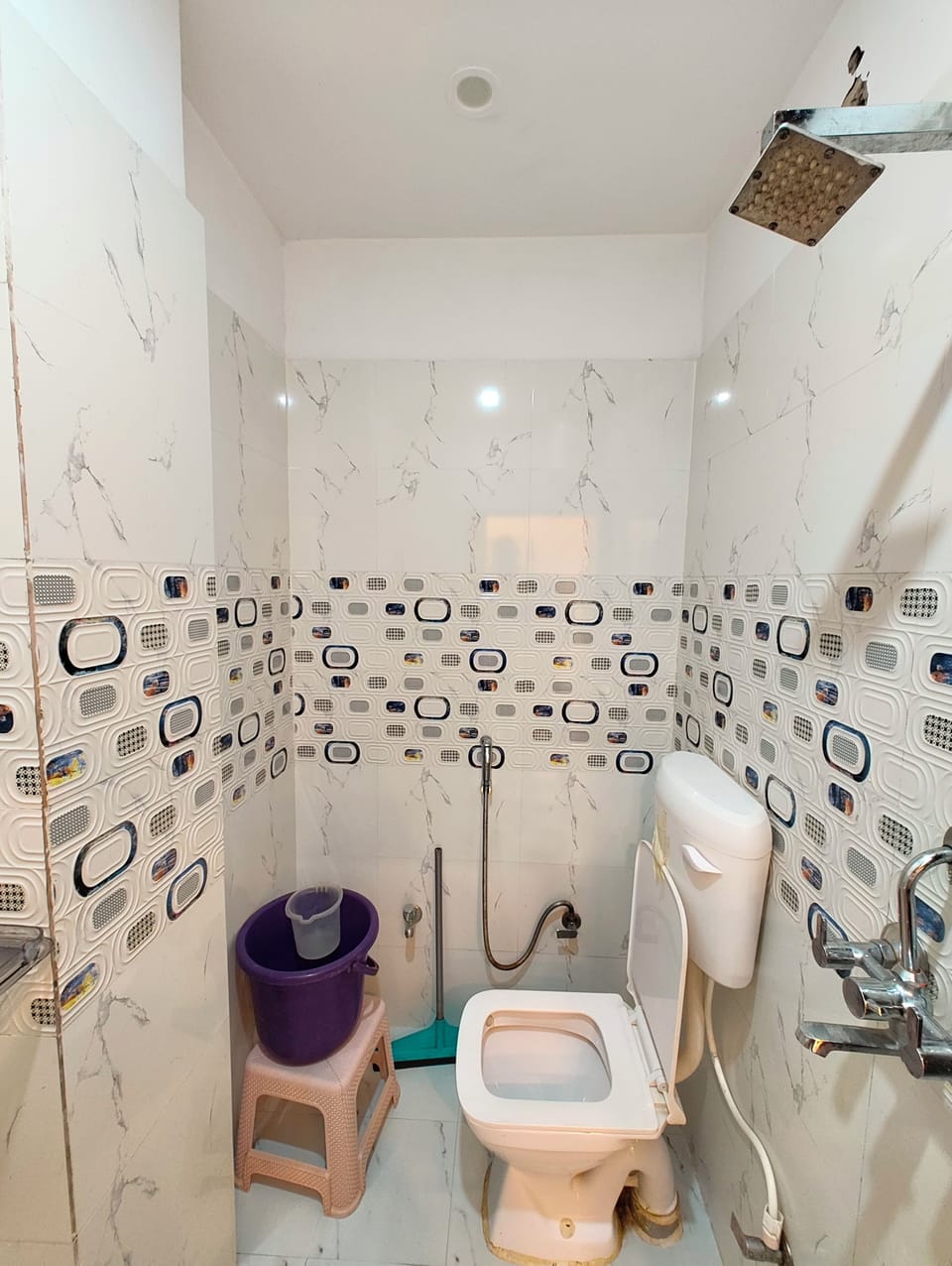 Deluxe Double Room, Air conditioning | Bathroom | Shower, rainfall showerhead, free toiletries, slippers