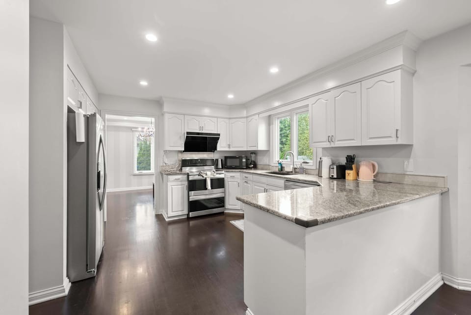 House, Multiple Beds, Patio, Garden View (The Gahanna Grand) | Private kitchen | Fridge, microwave, oven, stovetop
