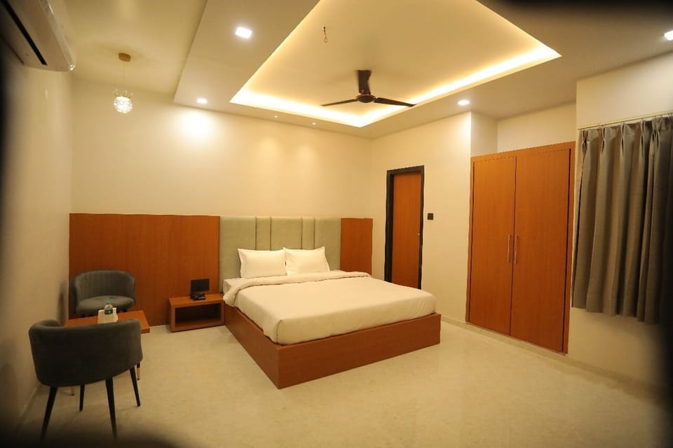 Deluxe Double Room | Soundproofing, iron/ironing board