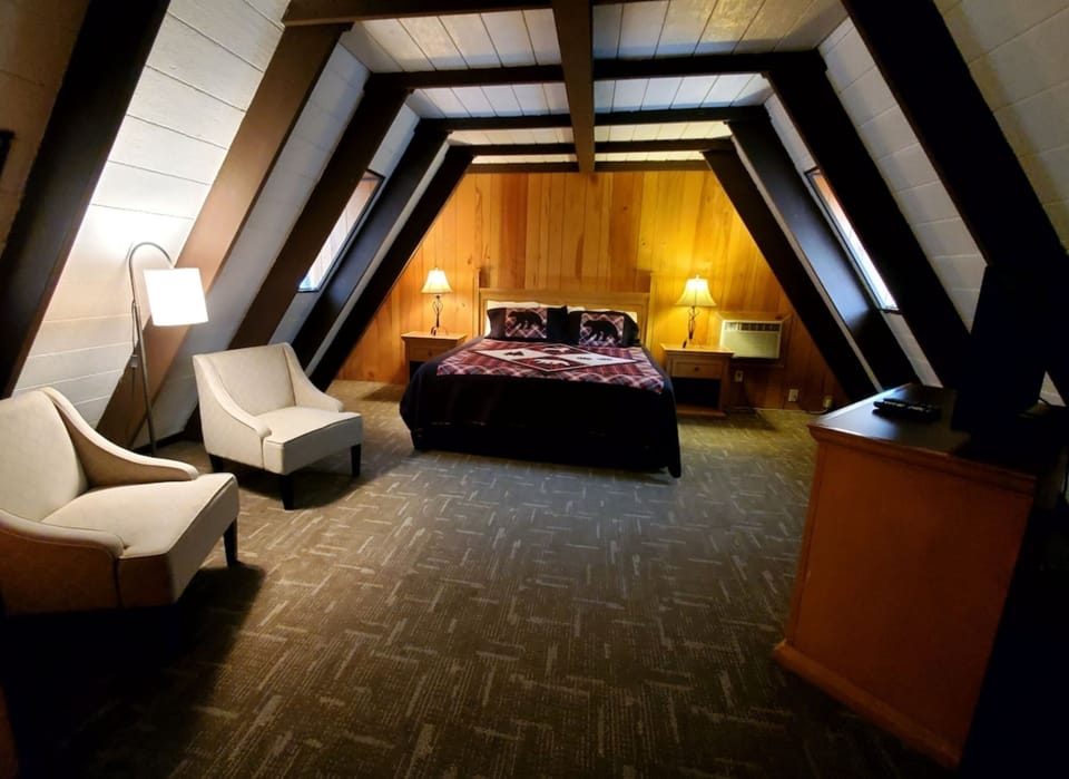 Mountain Getaway - Hidden Creek Chalet Chalet in Gatlinburg