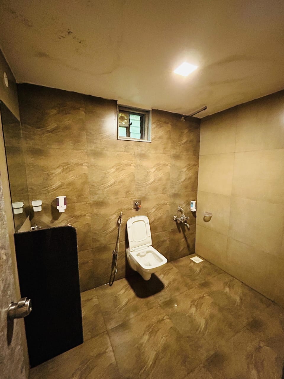 Standard Room | Bathroom | Towels, soap, shampoo