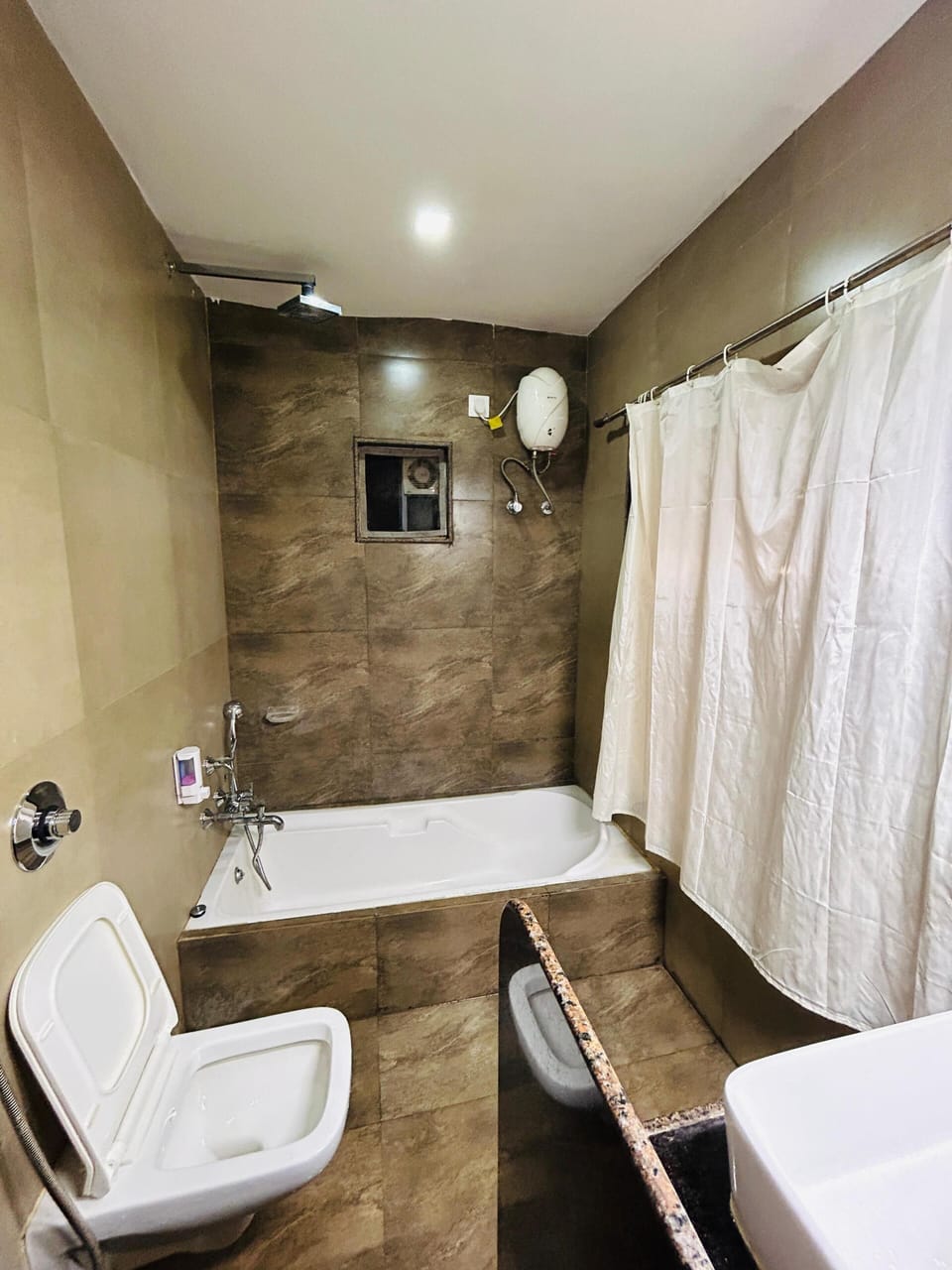 Deluxe Suite | Bathroom | Towels, soap, shampoo
