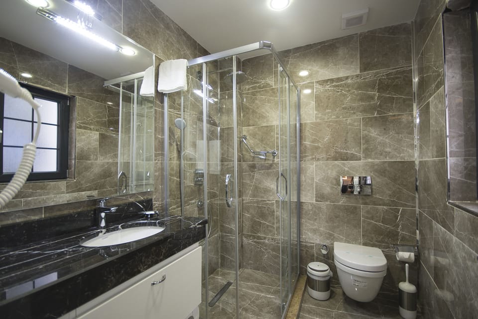 Shower, rainfall showerhead, free toiletries, hair dryer