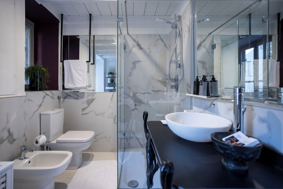 Loft | Bathroom | Shower, free toiletries, hair dryer, bathrobes