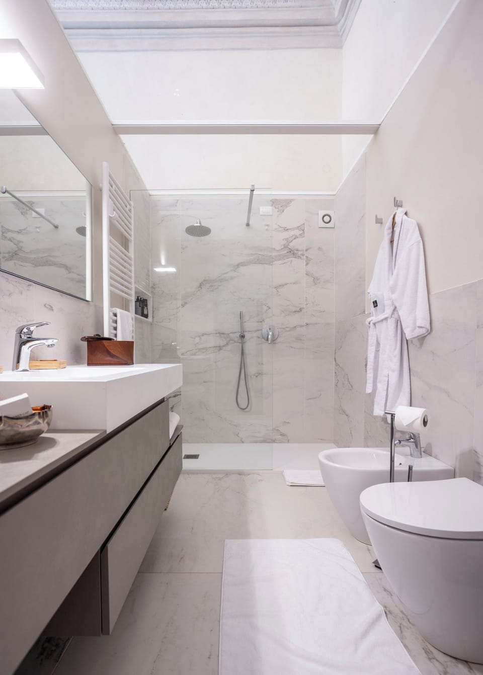 Deluxe Suite | Bathroom | Shower, free toiletries, hair dryer, bathrobes
