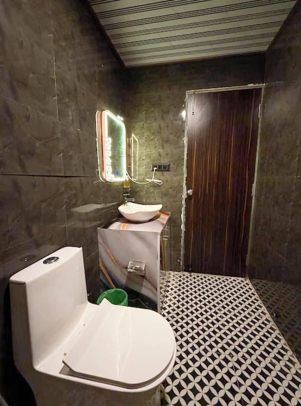 Deluxe Double Room, Air conditioning | Bathroom | Shower, rainfall showerhead, free toiletries, slippers