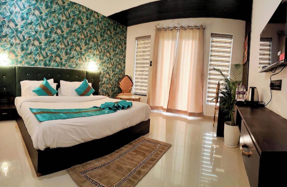 Hypo-allergenic bedding, desk, soundproofing, free WiFi