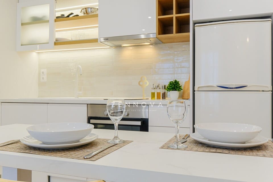Deluxe Apartment, City View | Dining room