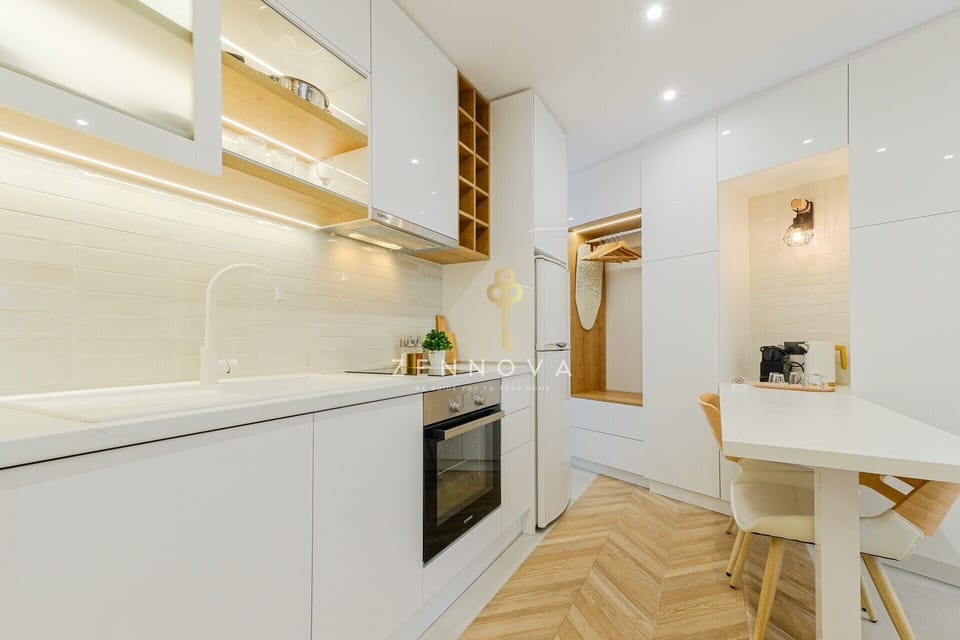 Deluxe Apartment, City View | Private kitchen | Electric kettle, toaster