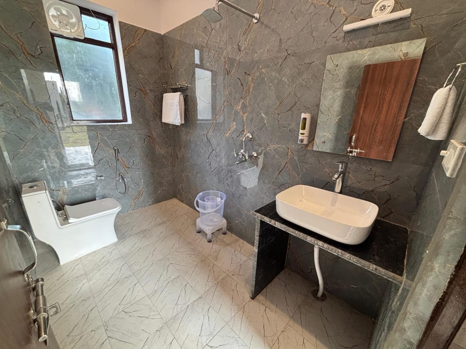 Deluxe Double Room, Mountain View | Bathroom | Shower, free toiletries, towels, soap