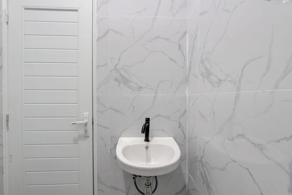 Standard Double Room | Bathroom | Shower, free toiletries, towels, soap