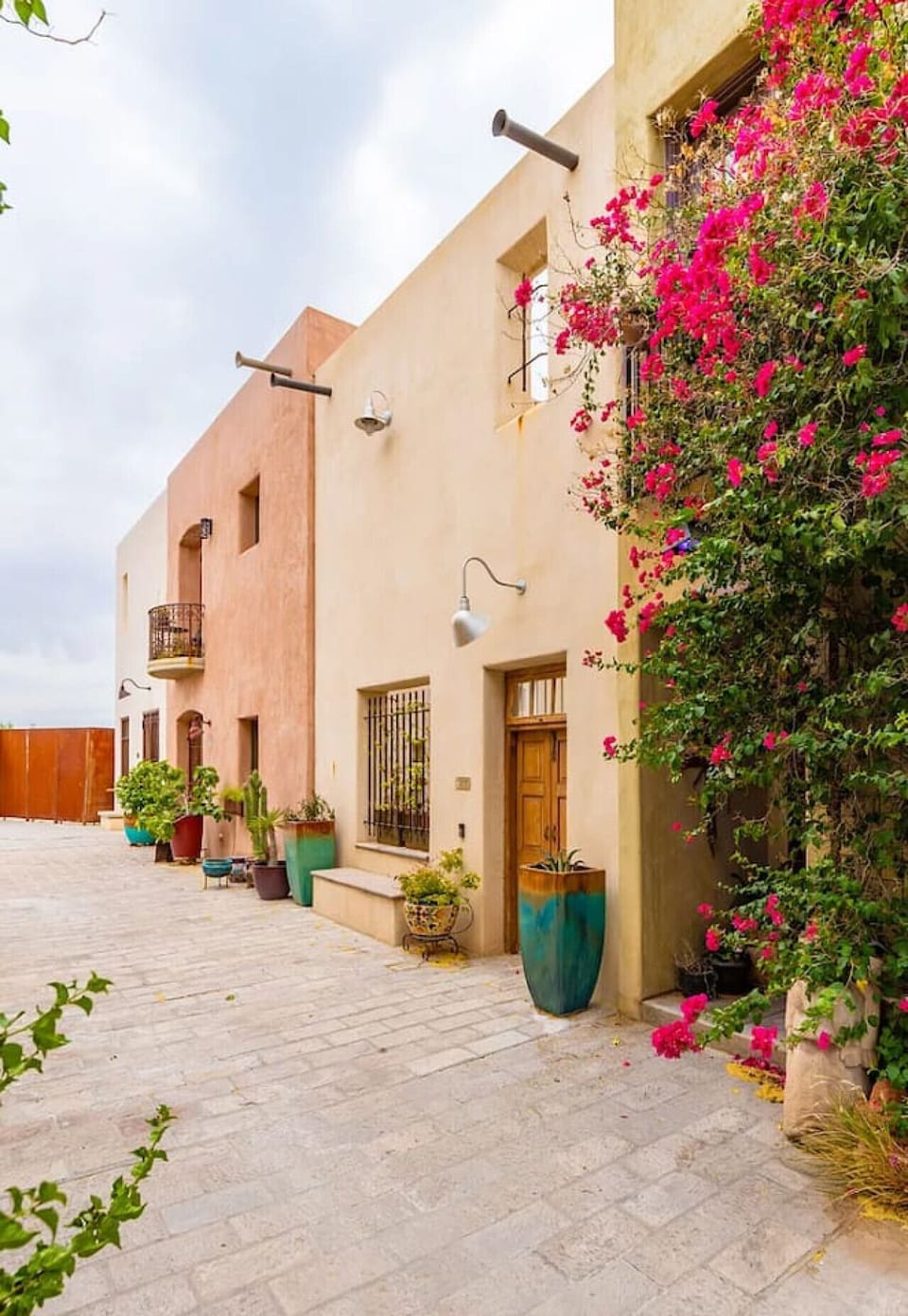 Welcome! This beautiful 2-bed, 2.5-bath home in the Menlo Park neighborhood with clean, modern adobe architecture and a private one-car garage is ready for your stay!