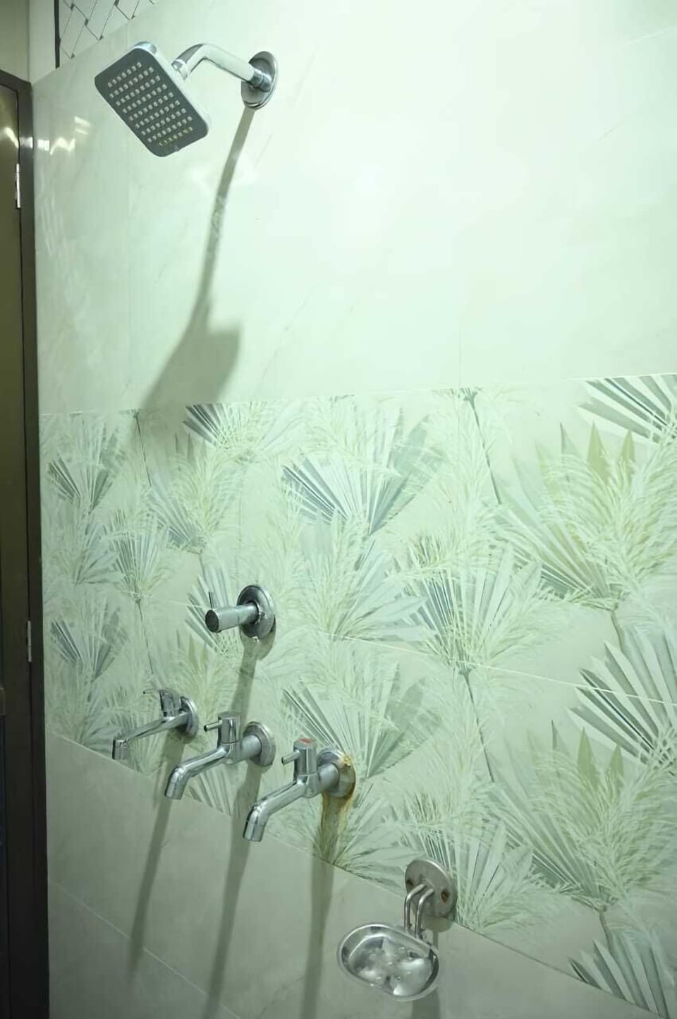 Deluxe Quadruple Room | Bathroom | Free toiletries, slippers, soap, shampoo