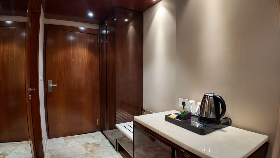Classic Suite | In-room safe, desk, iron/ironing board (on request), WiFi (free)