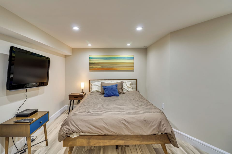 Walk to Hudson River Parks: Recently Renovated Apt Apartment in Hoboken