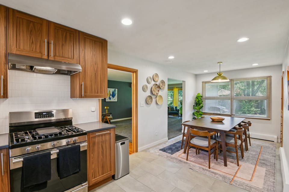 House, 4 Bedrooms | Private kitchen | Fridge, oven, coffee/tea maker, toaster