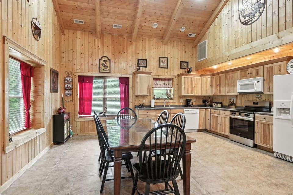 House, 4 Bedrooms | Private kitchen | Coffee/tea maker, fridge, oven