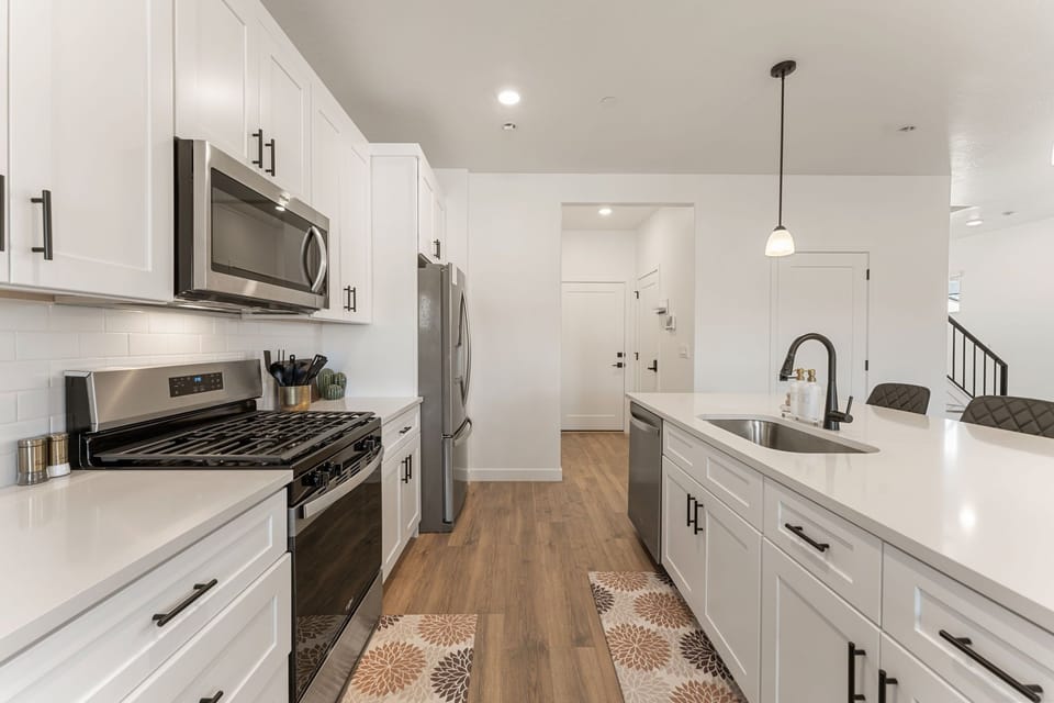 Townhome, 4 Bedrooms | Private kitchen | Fridge, oven, coffee/tea maker, toaster