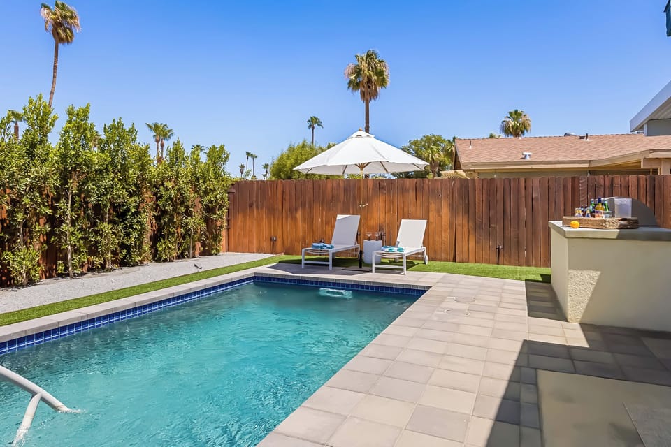 K0073 - Side View of Pool Area