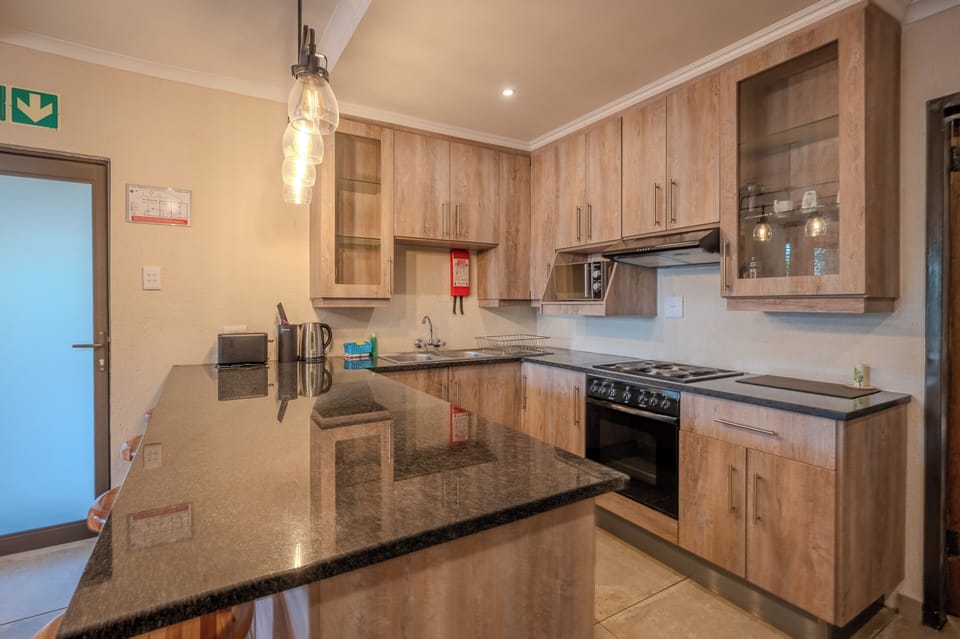 Executive Suite, Balcony, Garden View | Private kitchen