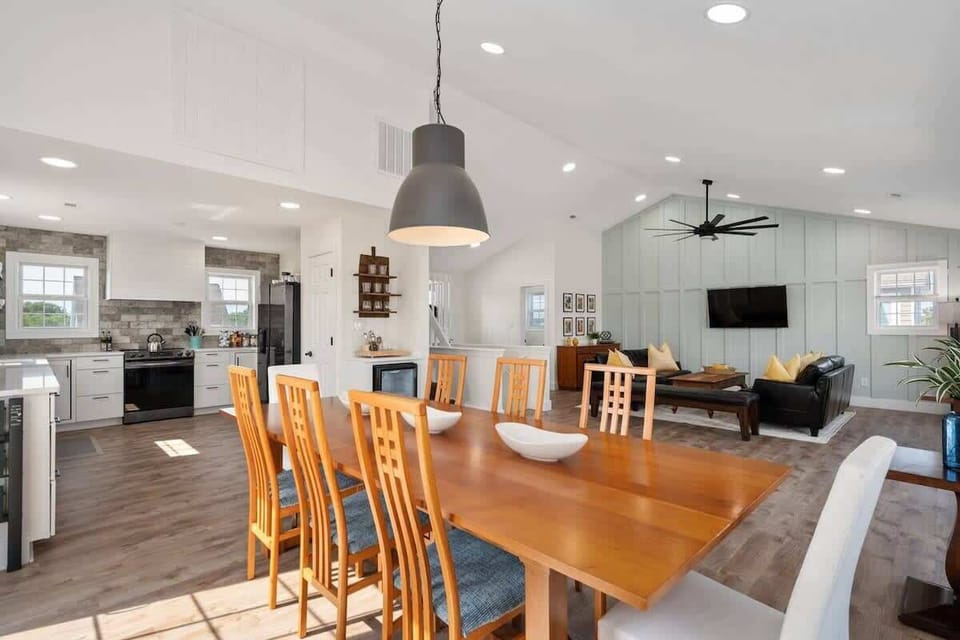 Open and flowing upper-level floorplan.