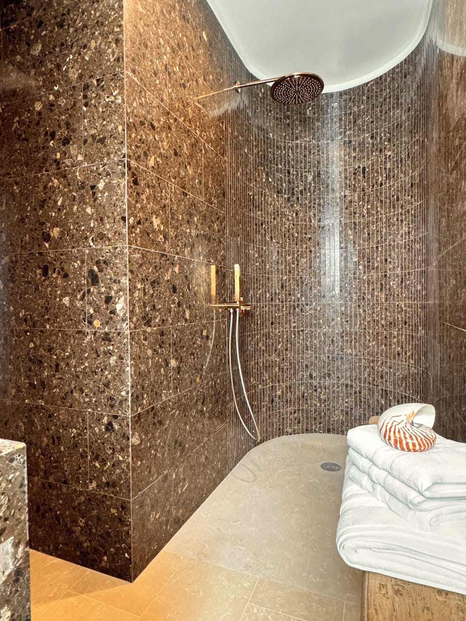 Luxury Double Room, Pool View | Bathroom | Towels, soap, shampoo, toilet paper