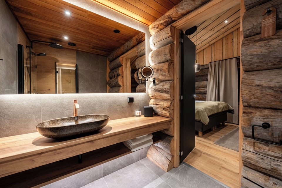 Romantic Suite | Bathroom | Free toiletries, towels, soap, shampoo
