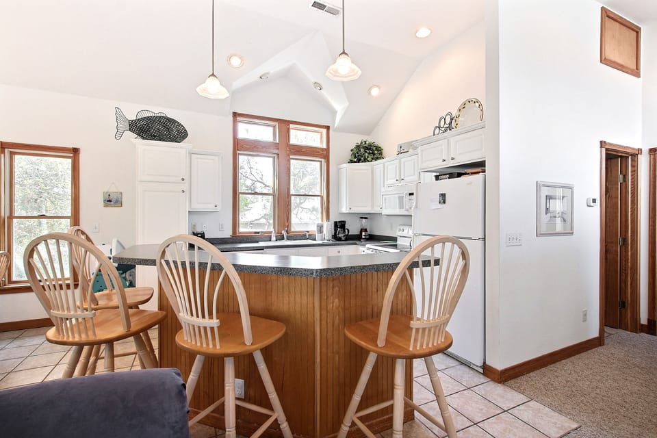 CL07: Soak up the Sun | Kitchen bar seating