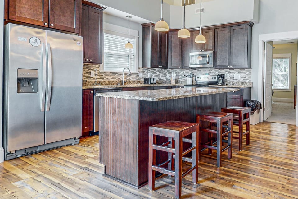 BV1092A: Hola Beaches | Bar seating | Kitchen