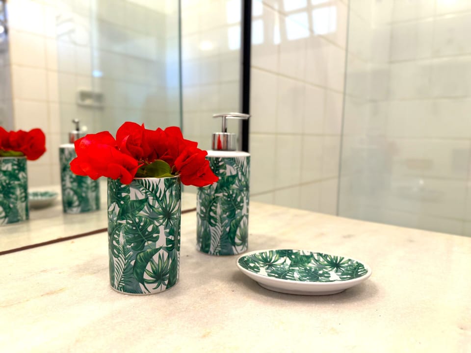 Superior Suite, Sea View | Bathroom | Towels, soap, shampoo, toilet paper
