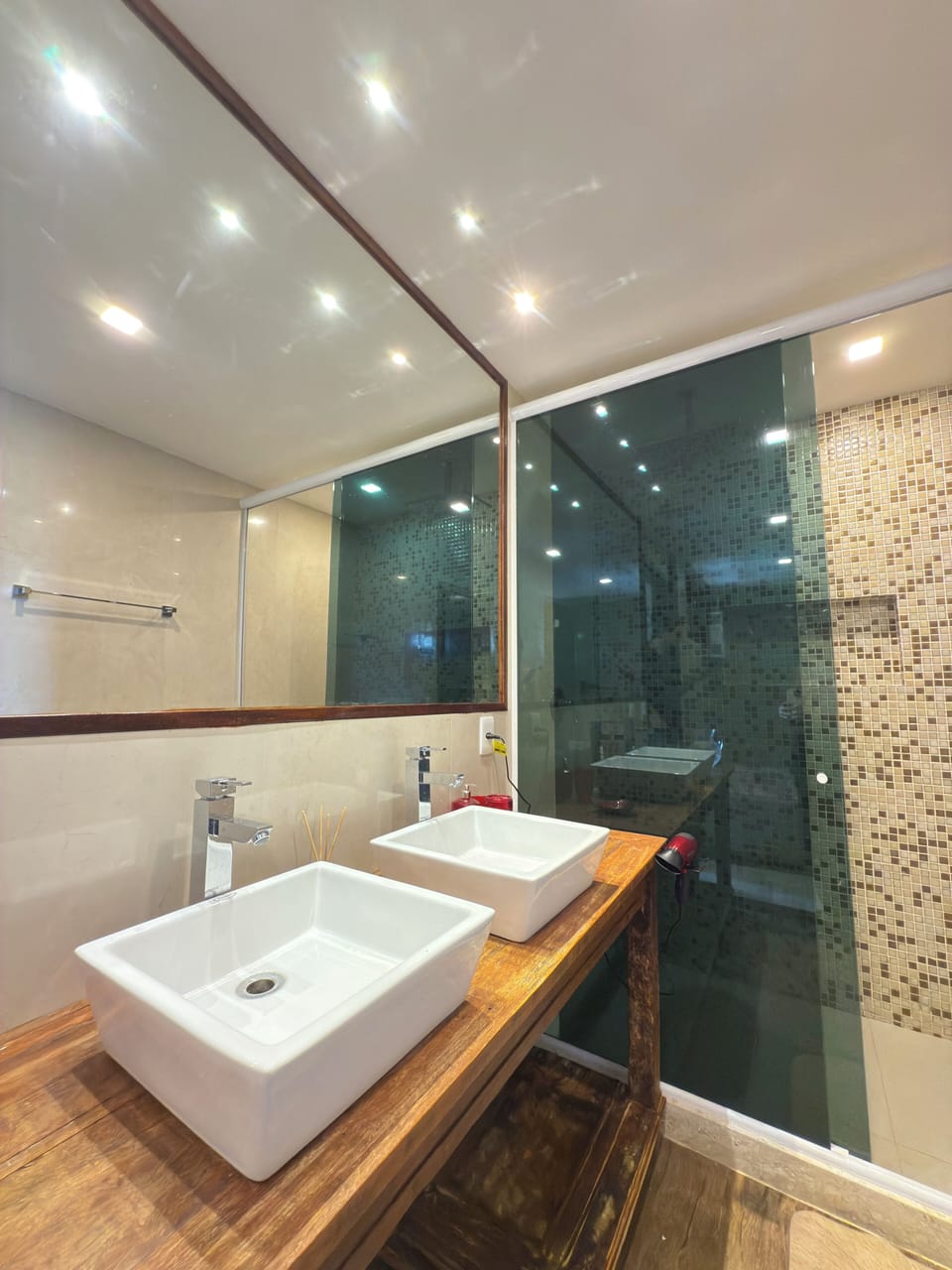 Deluxe Suite, Sea View | Bathroom | Towels, soap, shampoo, toilet paper