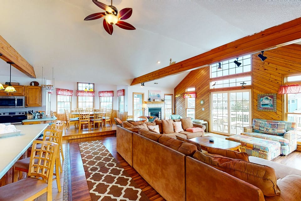 WH480: Second Impulse | Living area | Dining Area