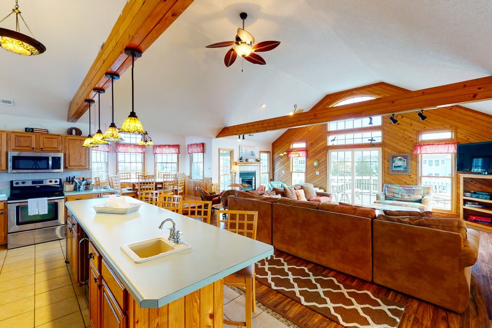 WH480: Second Impulse | Living area | Bar Seating | Kitchen