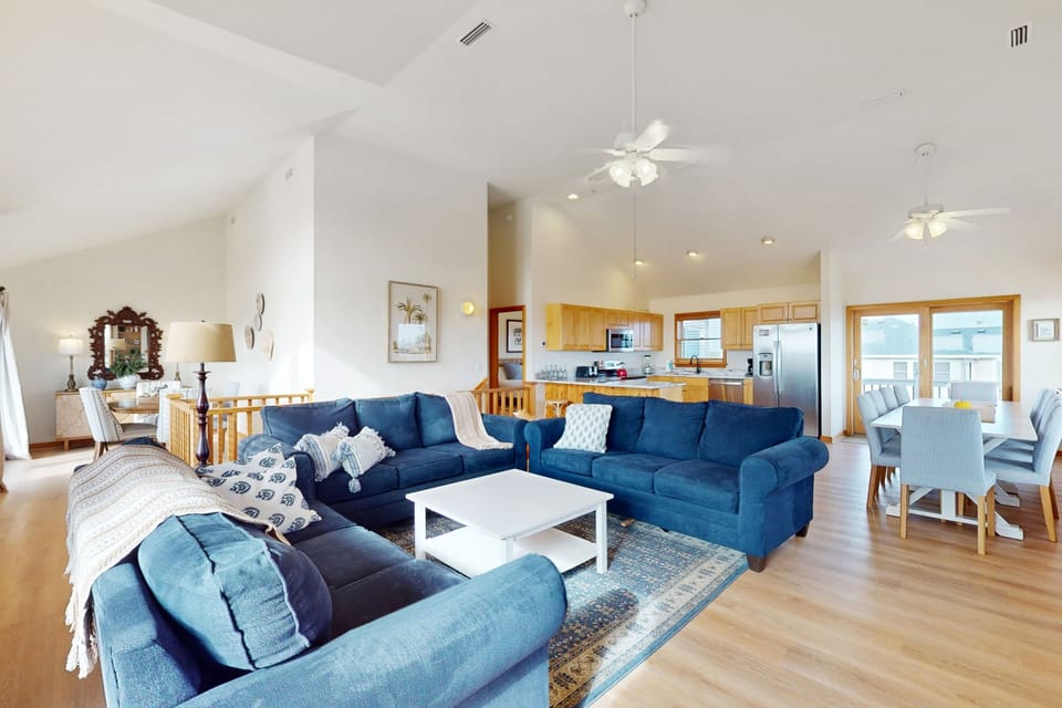 DU14: Le Bon Canard | Living Room