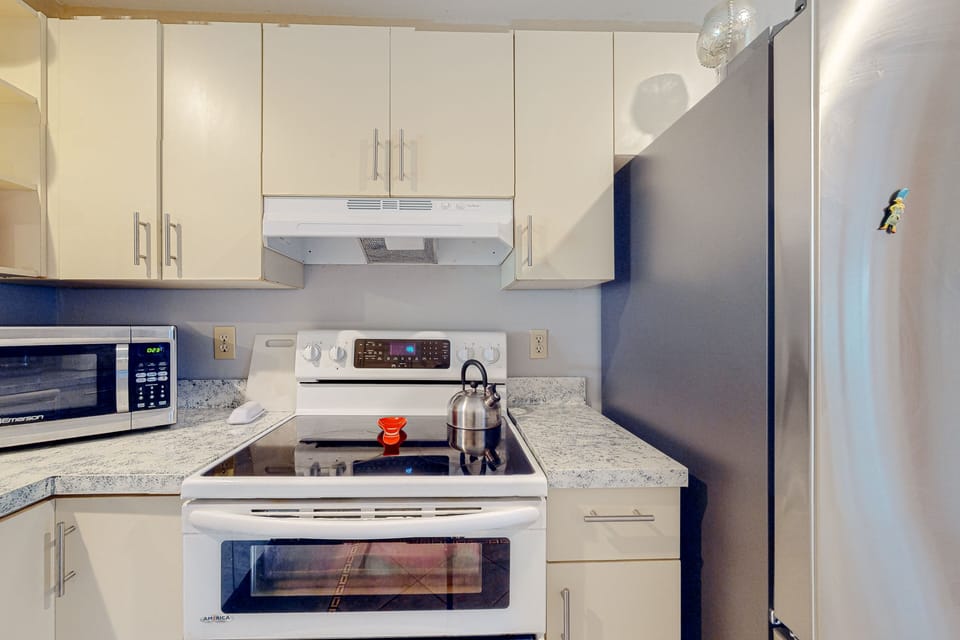 DU013: Flip Flops Inn | Kitchen