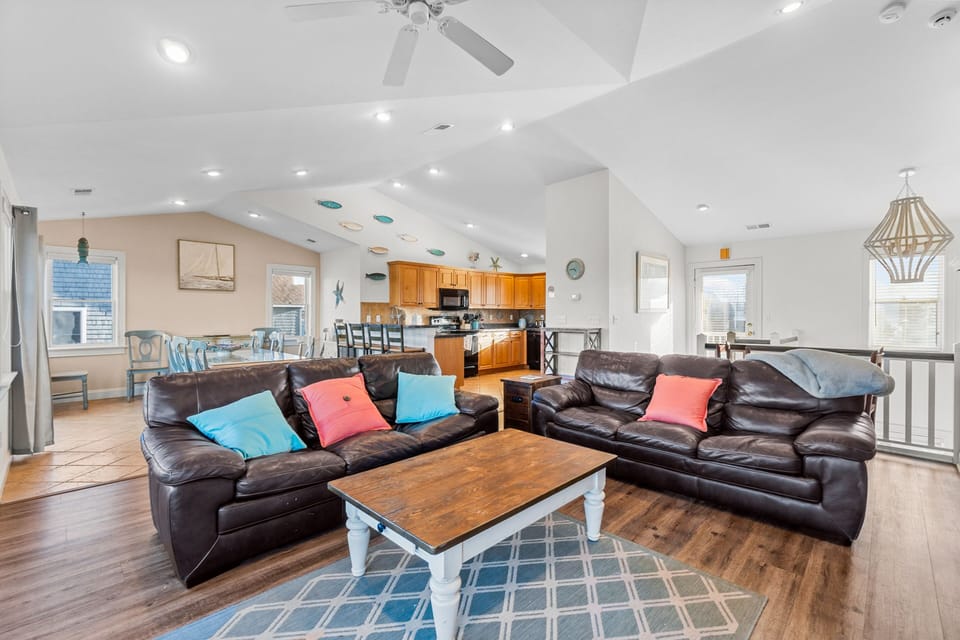 DU226: Old KenDucky Home | Living Area