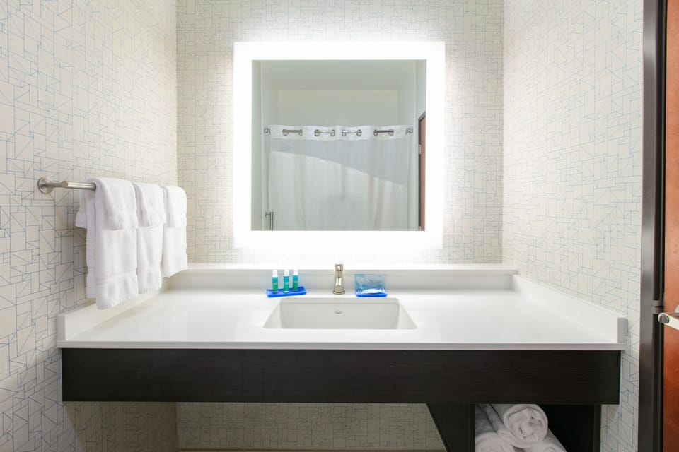 Combined shower/tub, free toiletries, hair dryer, towels