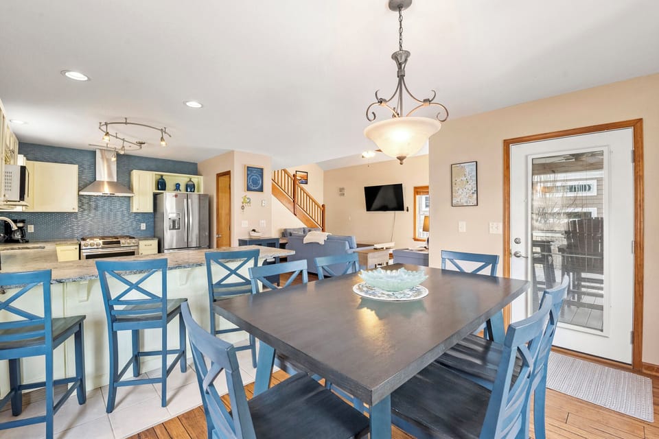 CH73: Coastal Kaleidoscope | Mid Level Dining Area