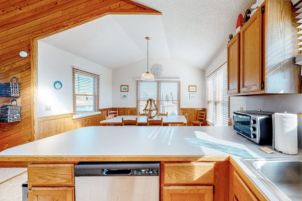 NHCG10: Dockside Landing | Dining area | Kitchen